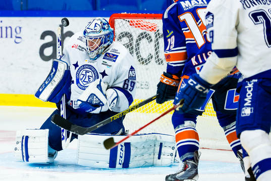 Leksands målvakt Oscar Alsenfelt stöter undan en puck
