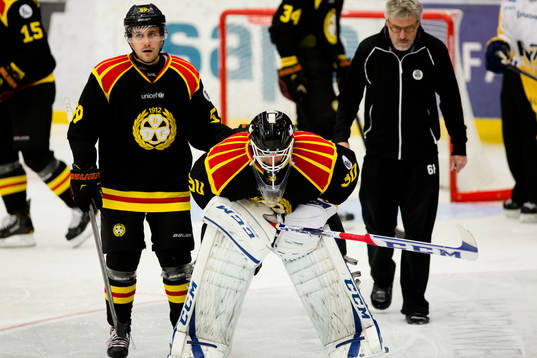 Brynäs målvakt Joel Gistedt utgår med kramp