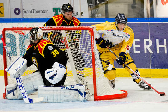 s Kevin Fiala som här spelar fram till HV71:s 4-0 mål
