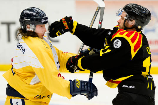 s Kristofer Berglund i gruff med Brynäs Jesper Ollas