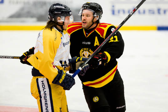 s Kristofer Berglund crosscheckas av Brynäs Jesper Ollas