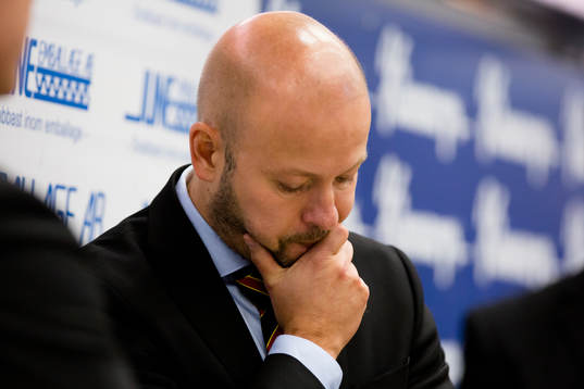 Brynäs tränare Tommy Jonsson funderar