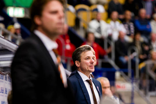 s Fredrik Stillman i bakgrunden