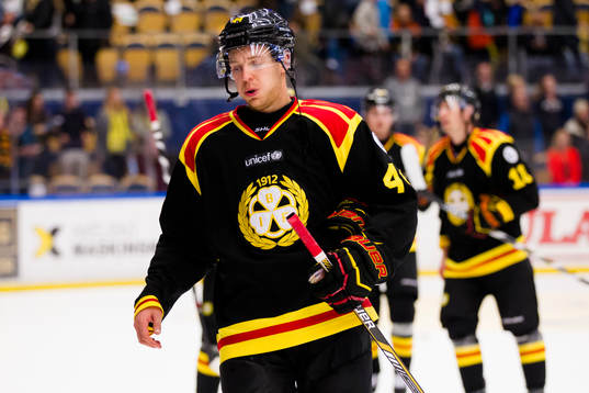 Brynäs Jacob Blomqvist lämnar isen