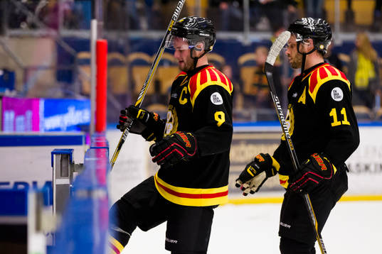 Brynäs Niclas Andersén och Jesper Ollas lämnar isen