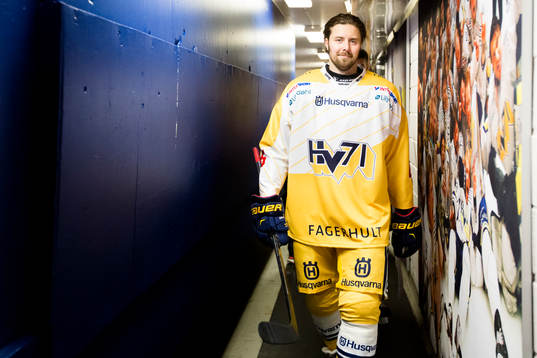 s Mattias Karlsson påväg ut på isen