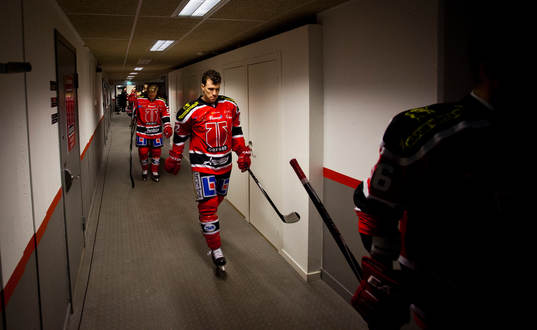 Örebros Brian Willsie på väg till isen innan
