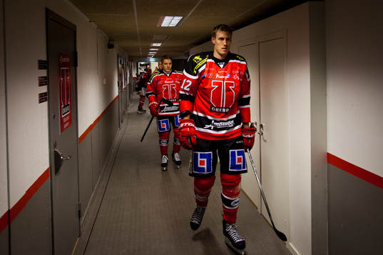 Örebros Marko Anttila på väg ut till ishockeymatchen i