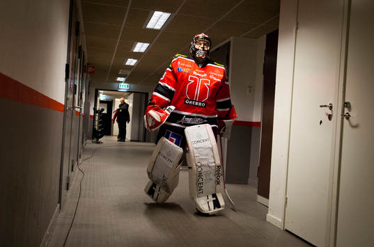 Örebros målvakt Julius Hudacek på väg ut till