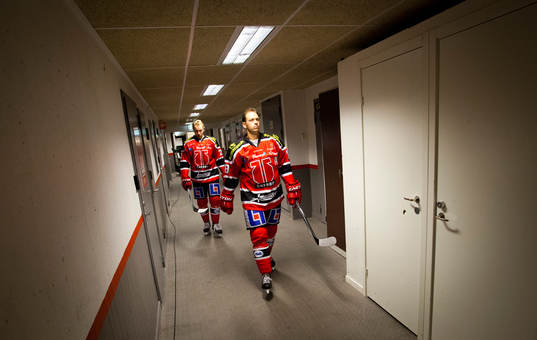 Örebros Jared Aulin på väg ut till ishockeymatchen i SHL