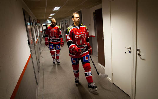 Örebros Jared Aulin på väg ut till ishockeymatchen i SHL