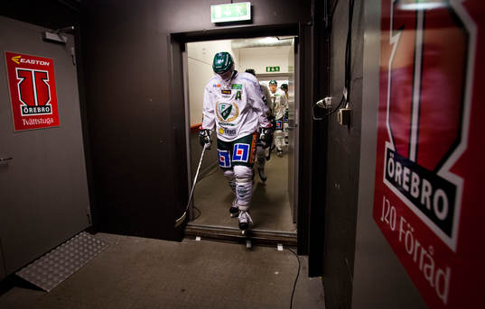 Färjestads Rickard Wallin på väg ut till ishockeymatchen