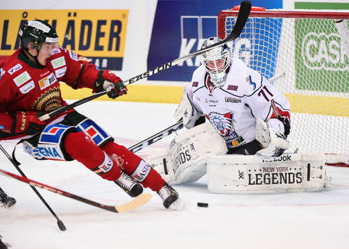 Frölundas Artturi Lehkonen mot Linköpings  ålvakt David