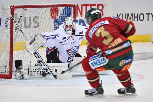 Frölundas Oliver Bohm mot Linköpings målvakt David Rautio