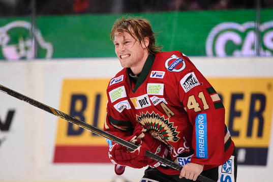 Frölundas Mathis Olimb blir av med hjälmen