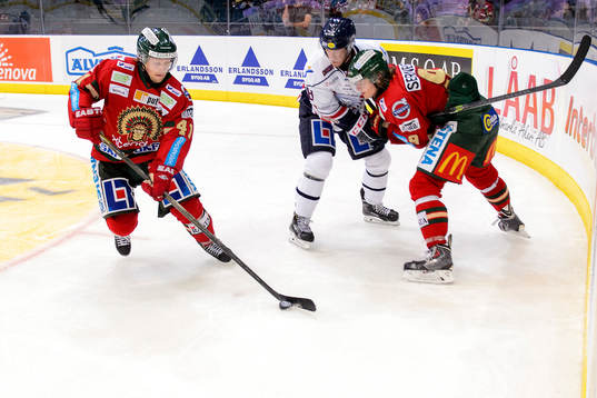 Frölundas Mathis Olimb med pucken