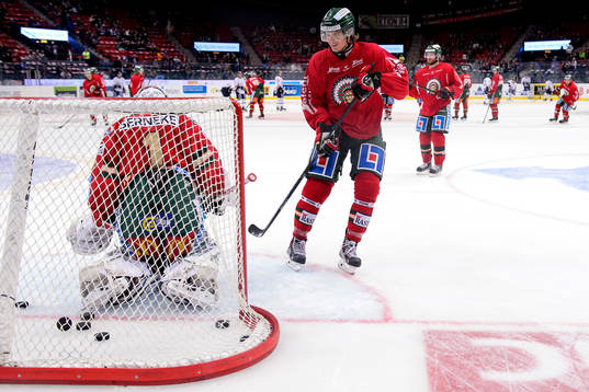 Frölundas Max Görtz värmer upp innan ishockeymatchen i
