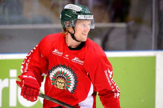 Frölundas Mathis Olimb värmer upp innan ishockeymatchen i