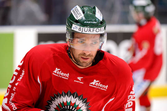 Frölundas Joel Lundqvist värmer upp innan ishockeymatchen