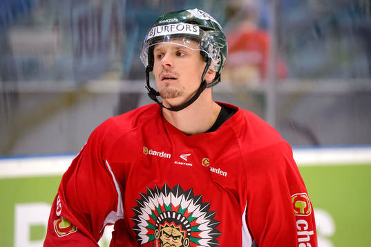 Frölundas Nicklas Lasu värmer upp innan ishockeymatchen i
