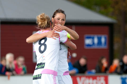 Rosengårds Sara Björk Gunnarsdottir kramar Kirsten Van De