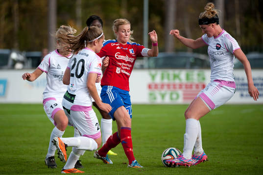 Vittsjös Sofie Andersson stoppas av Rosengårds Kirsten
