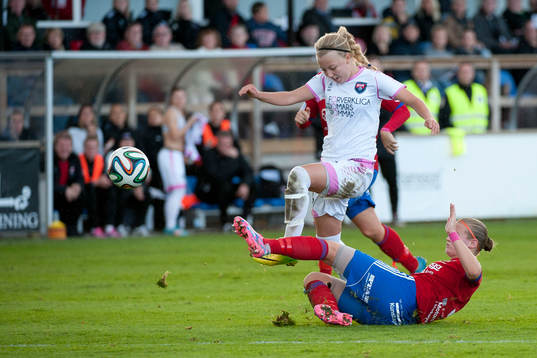 Rosengårds Nathalie Persson stoppas av Vittsjös Mandy Van