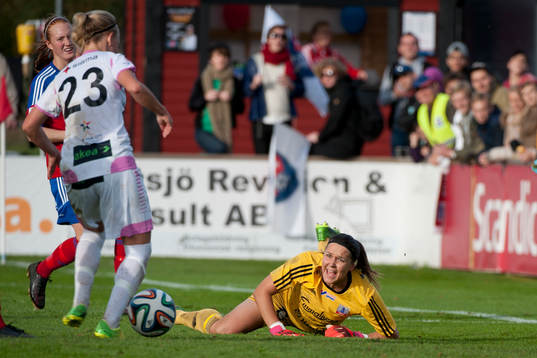 Rosengårds Nathalie Persson skjuter bolen in i mål och