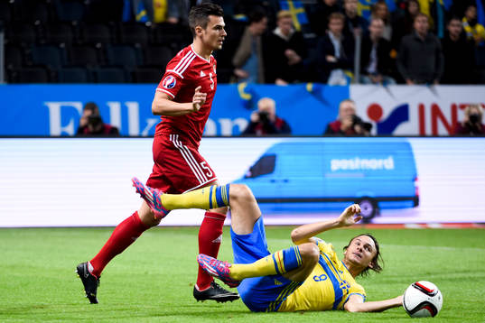 Sveriges Albin Ekdal faller