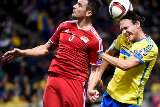 Sveriges Albin Ekdal i nickduell med Liechtensteins Ivan