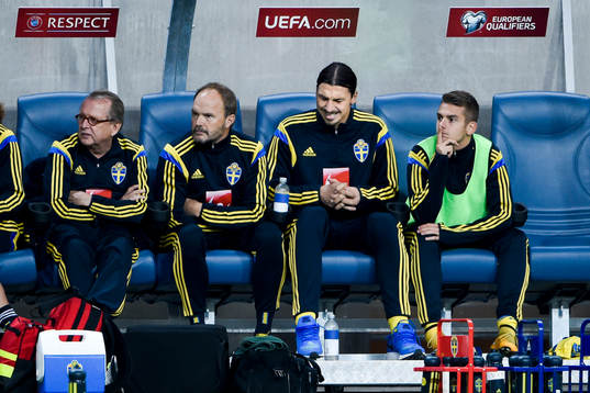 Sveriges Zlatan Ibrahimovic reagerar på bänken