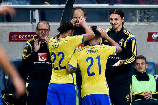 Sveriges Erkan Zengin och Jimmy Durmaz jublar ihop med