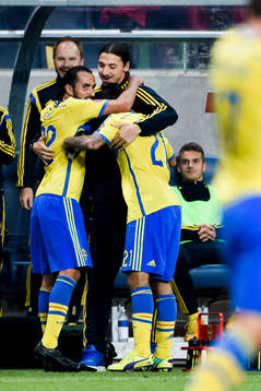 Sveriges Erkan Zengin och Jimmy Durmaz jublar ihop med