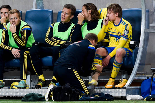 Sveriges Emil Forsberg får vård på bänken