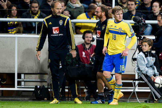 Sveriges Emil Forsberg lämnar planen skadad