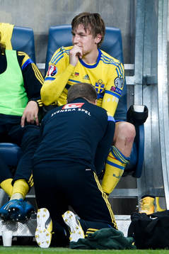 Sveriges Emil Forsberg får vård på bänken