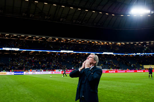 Sveriges förbundskapten Erik Hamrén ger slängkyssar till