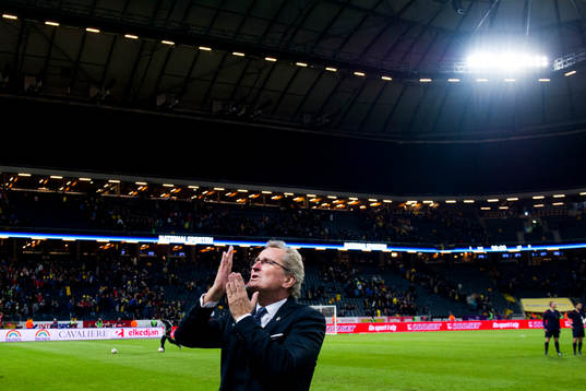Sveriges förbundskapten Erik Hamrén ger slängkyssar till