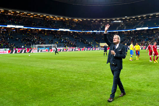 Sveriges förbundskapten Erik Hamrén vinkar till publiken