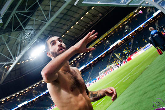 Sveriges Jimmy Durmaz kastar ut sin tröja till publiken