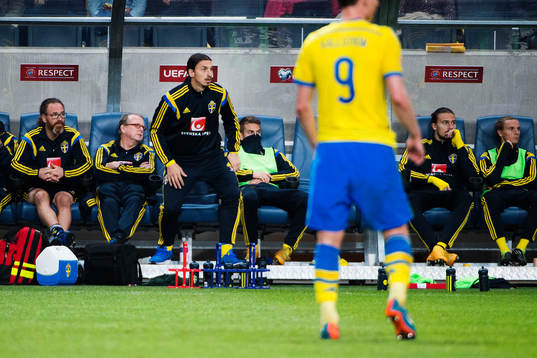 Sveriges Zlatan Ibrahimovic reagerar på bänken