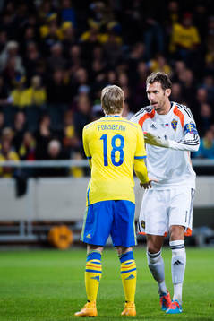 Sveriges målvakt Andreas Isaksson gör en high five med