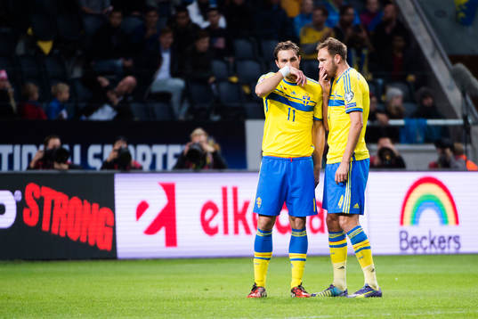 Sveriges Johan Elmander och Andreas Granqvist pratar med