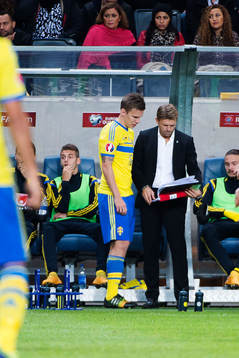 Sveriges Pontus Wernbloom får instruktioner av players