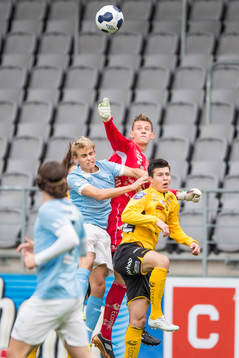 Elfsborgs målvakt David Olsson rensar undan i eget mål