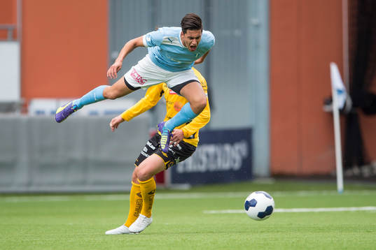 Malmö FFs Emin Karaman hoppar förbi Elfsborgs Simon