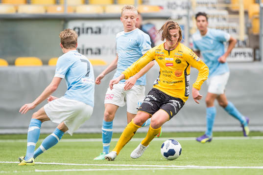 Elfsborgs Simon Olsson tar sig förbi Malmö FFs Mattias