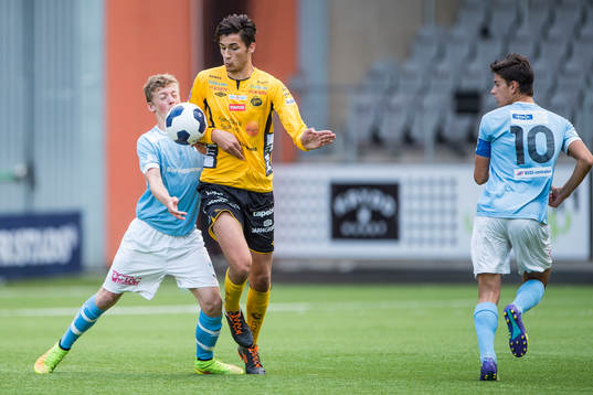 Kamp om bollen mellan Elfsborgs Mattias Özgun och Malmö