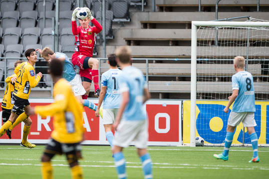 Elfsborgs målvakt David Olsson plockar ner ett inlägg