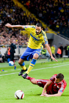 Sveriges Erkan Zengin tar sig förbi Liechtensteins Daniel